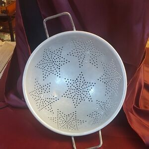 Vintage  Star Pattern Metal Aluminum Footed Colander  9 Inch